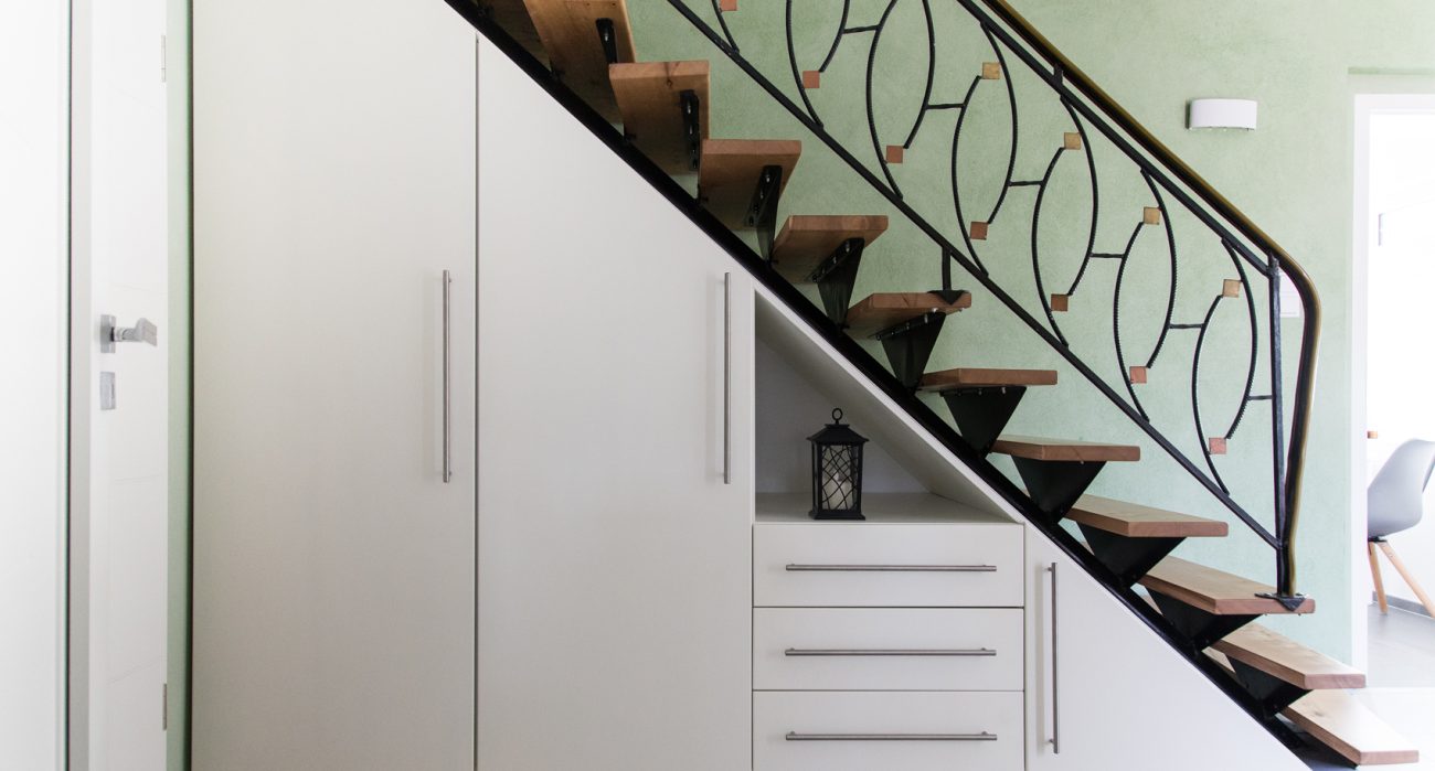 Treppe mit Einbauschrank